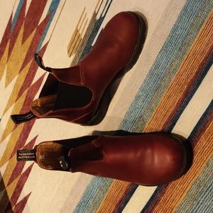 Blundstone burgundy leather ankle boot